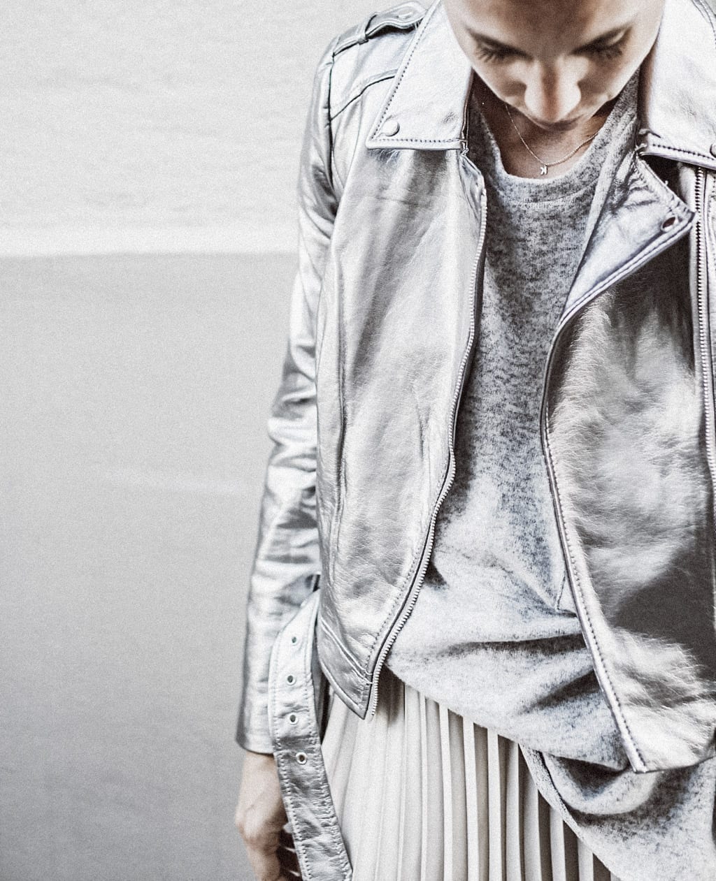 ck-constantlyk-com-karin-kaswurm-street-style-fashion-silver-leather-jacket-plissee-6961