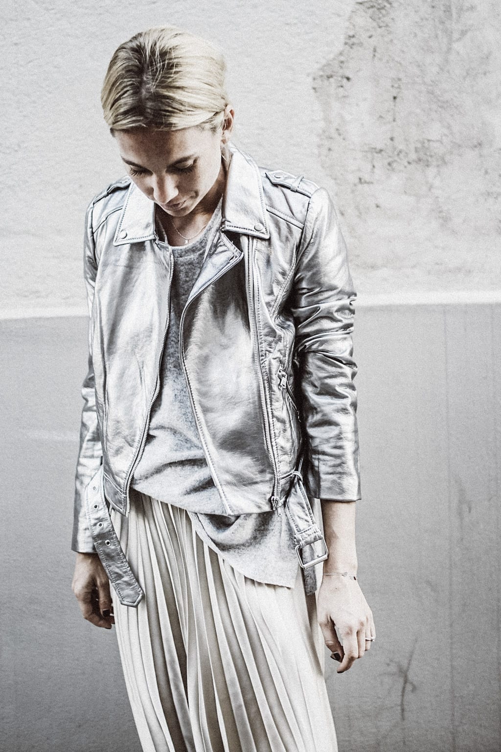 ck-constantlyk-com-karin-kaswurm-street-style-fashion-silver-leather-jacket-plissee-6969