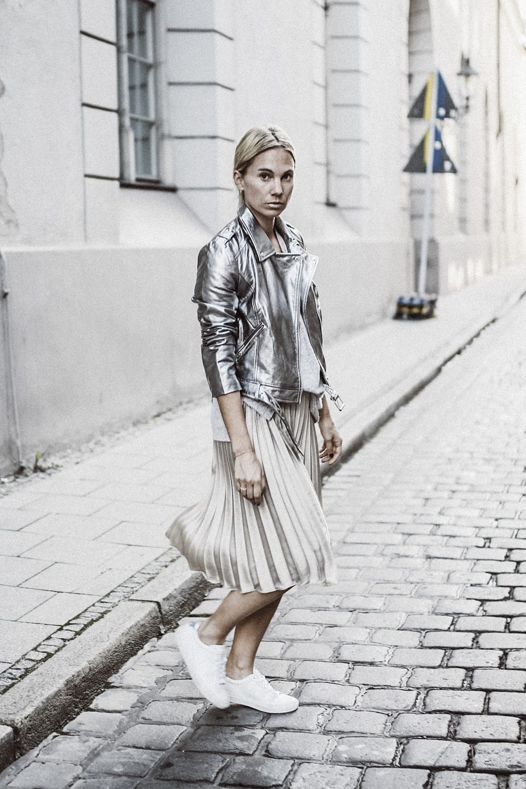 ck-constantlyk-com-karin-kaswurm-street-style-fashion-silver-leather-jacket-plissee-6978