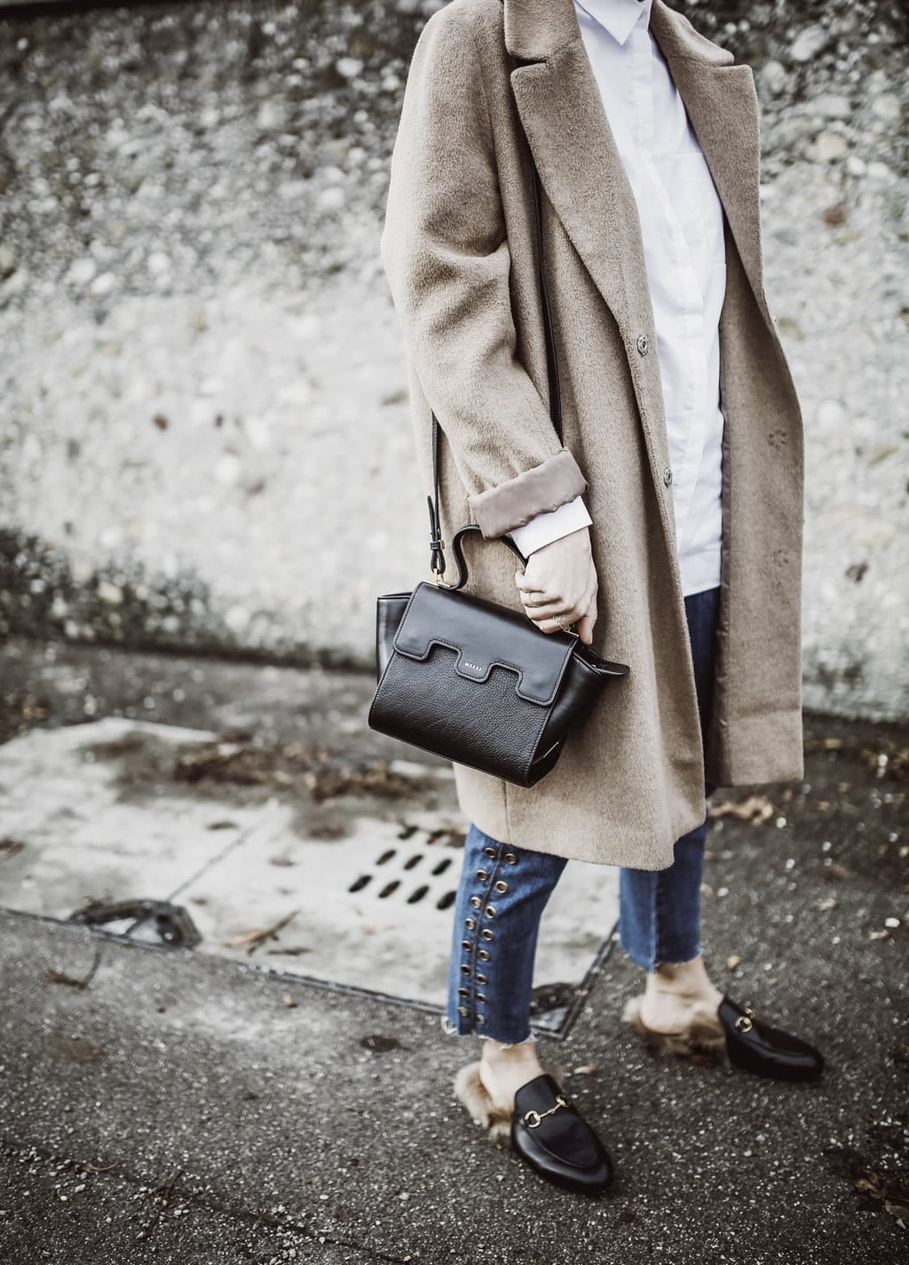 Das ist die Fashion-Bloggerin Karin Kaswurm mit einer Tasche von Mezzi