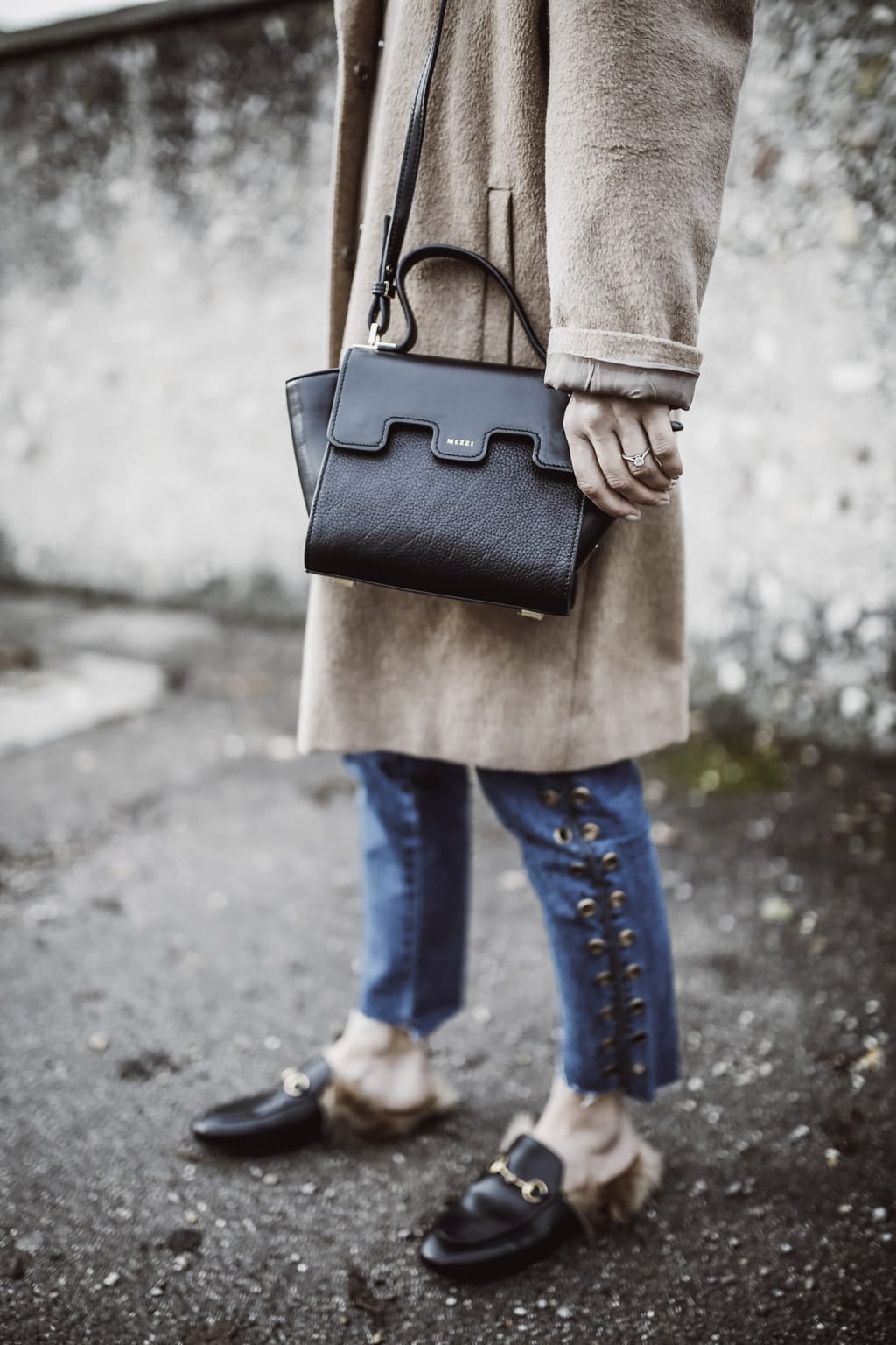 Das ist die Fashion-Bloggerin Karin Kaswurm mit einer Tasche von Mezzi